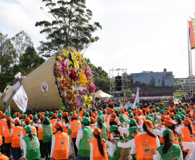 Bó hoa làm từ 108 loại hoa tươi Đà Lạt xác lập kỷ lục lớn nhất Việt Nam